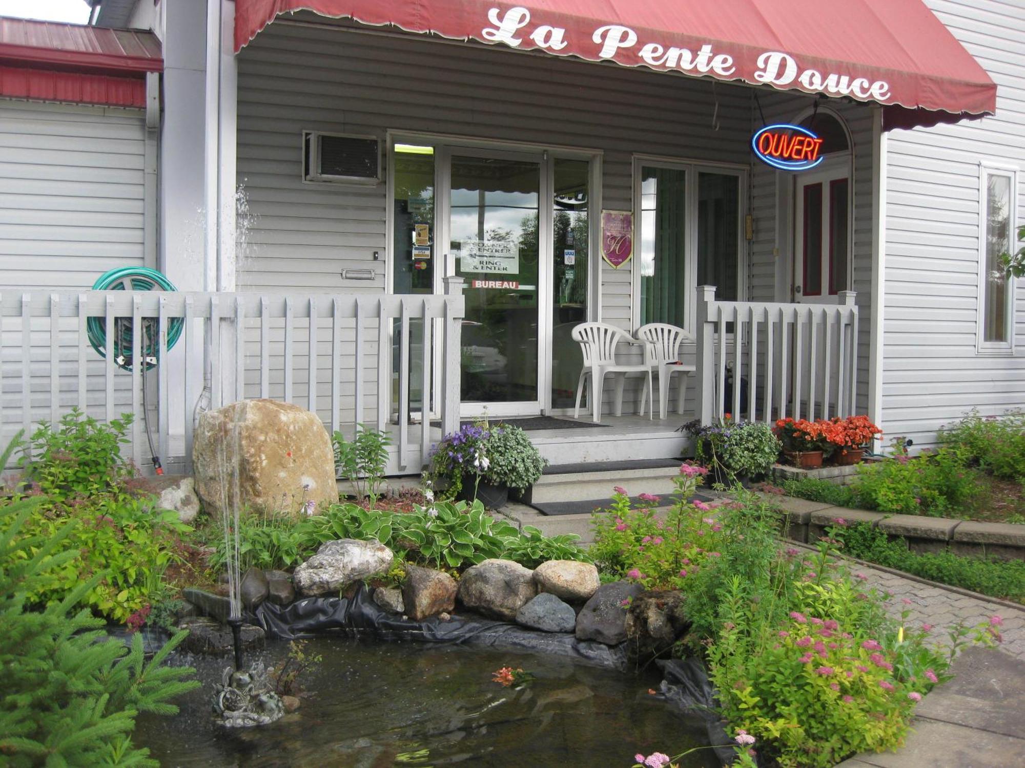 Motel De La Pente Douce Magog Exterior photo